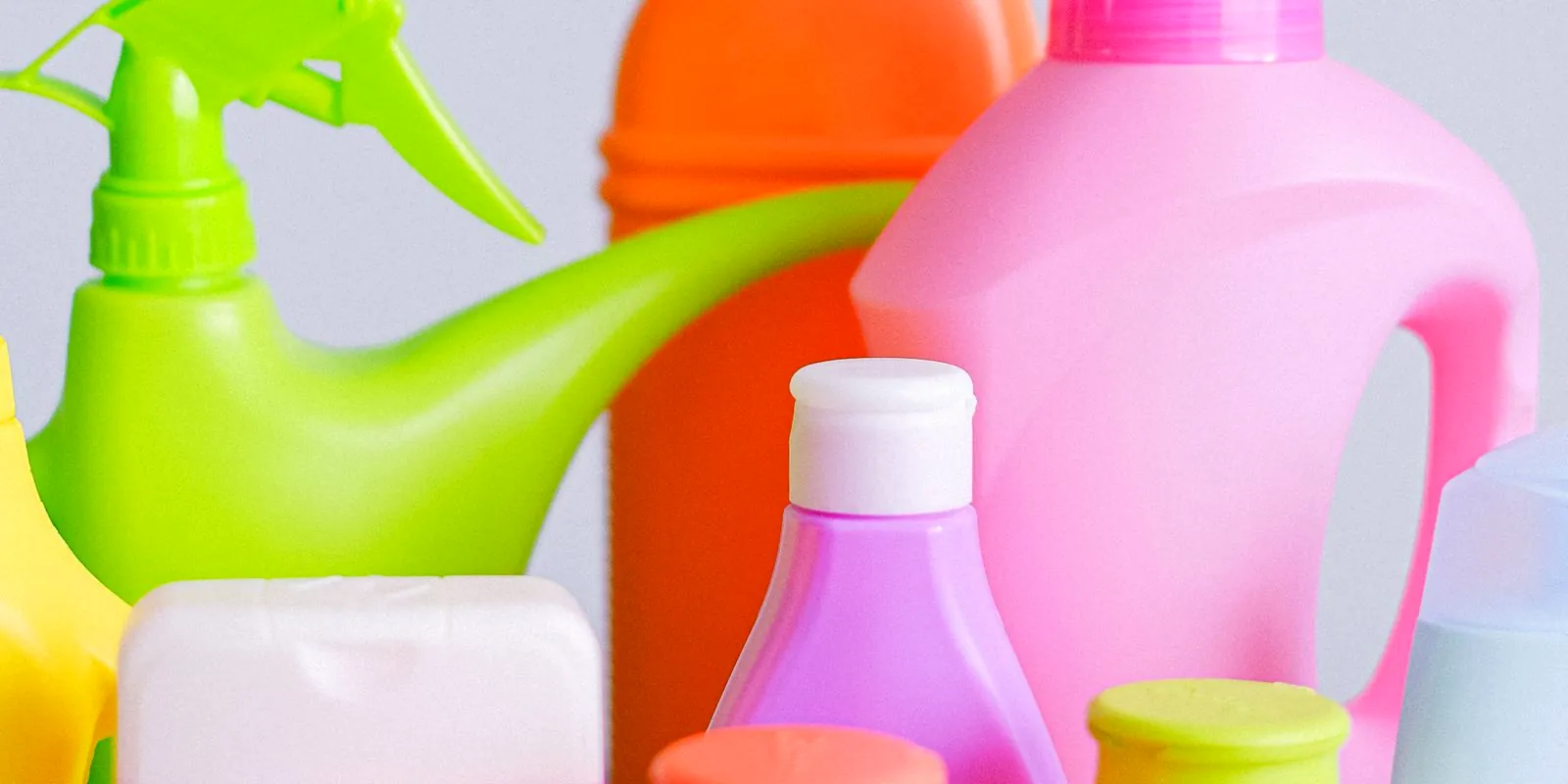 Envases de productos de limpieza de colores, sin marcas, con un rociador