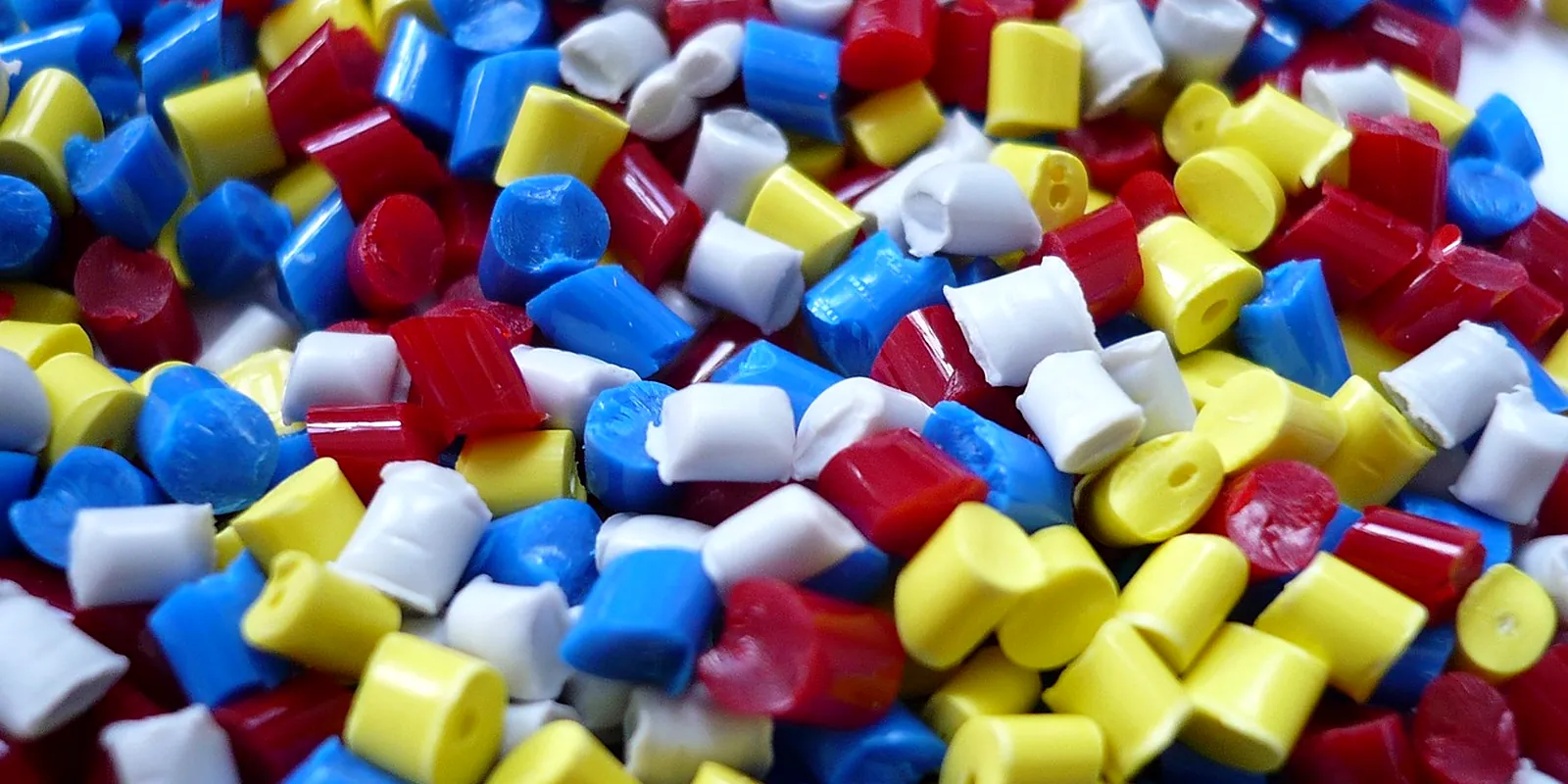 Pellets de polímero plástico de colores